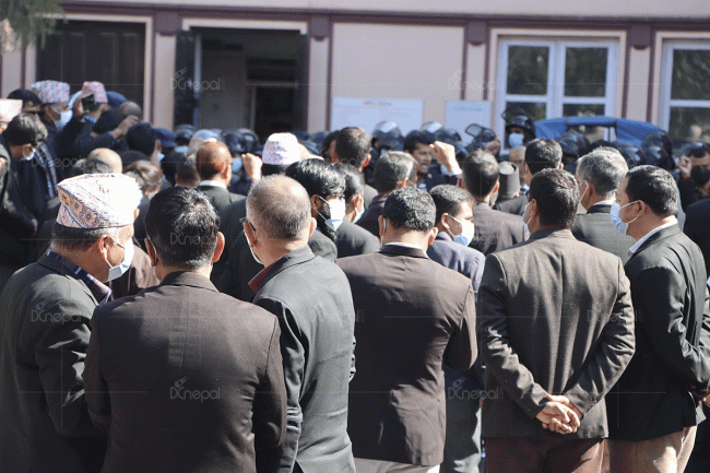 नेपाल बारको प्रदर्शनमा कानुन व्यावसायी र सुरक्षाकर्मीकाे घम्साघम्सी  (फाेटाेफिचर)