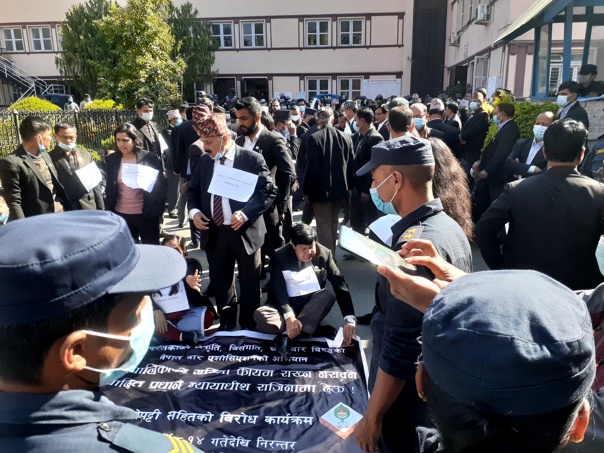 नेपाल बन्दमा पनि  नेपाल बारको आन्दोलन, सर्वाेच्चमा धर्ना