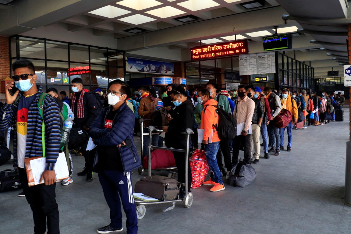 तिहारको मुखमा धमाधम विदेश जाँदै नेपाली युवा