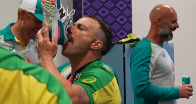 विश्वकप जितेपछि लगाएको जुत्ता खोलेर त्यसैमा रक्सी हालेर पिए, किन गरिन्छ यस्तो ?