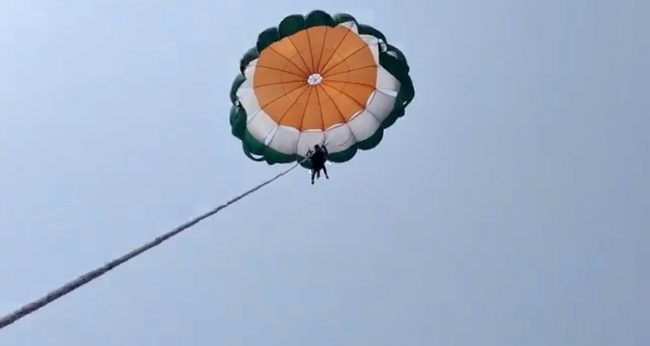 जोडीले प्यारासेलिङको मजा लिइरहेका बेला हावामै डोरी चुँडियो