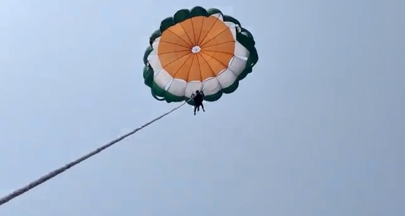 जोडीले प्यारासेलिङको मजा लिइरहेका बेला हावामै डोरी चुँडियो