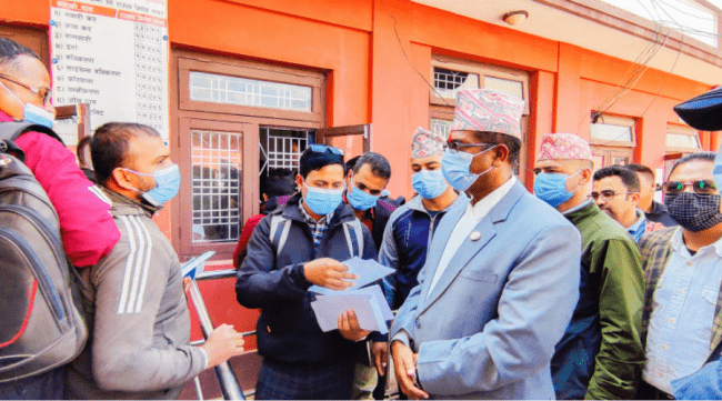 यातायात कार्यालय सुर्खेतमा मुख्यमन्त्री शाहीको आकस्मिक निरीक्षण