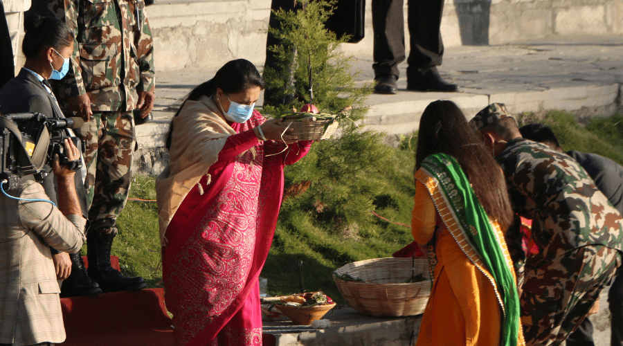 राष्ट्रपतिद्वारा सूर्यलाई अर्घ दिएर कमलपोखरीमा छठ पूजा