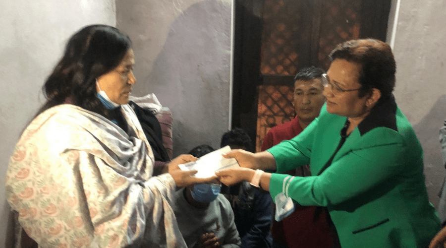 ऊर्जामन्त्रीद्वारा आगलागीबाट पीडित परिवारलाई आर्थिक सहयोग