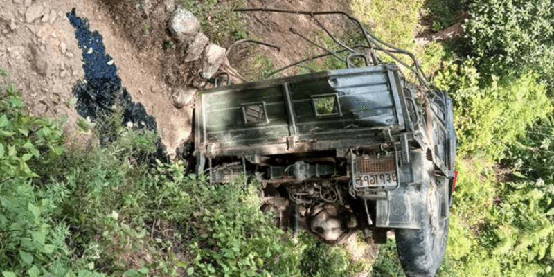 सेनाको ट्रक सडकबाट खस्यो, चालकले हाम्फालेर ज्यान जोगाए