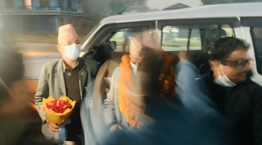 सौराहा पुगेका भीम रावललाई योगेश भट्टराईले गरे स्वागत