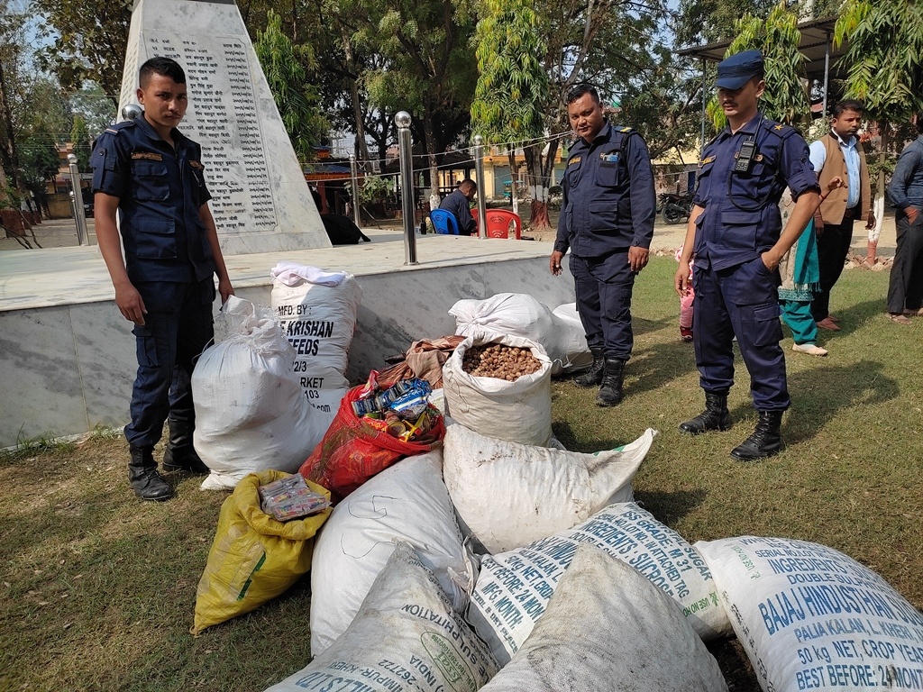 चोरीपैठारी गरी ल्याएको दुई लाख बराबरको सामान नियन्त्रण
