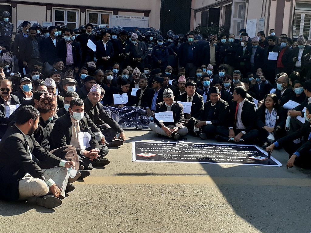 आज पनि देशभर विरोध प्रदर्शन गर्दै नेपाल बार, प्रधानन्यायाधीशलाई छेक्ने रणनीति