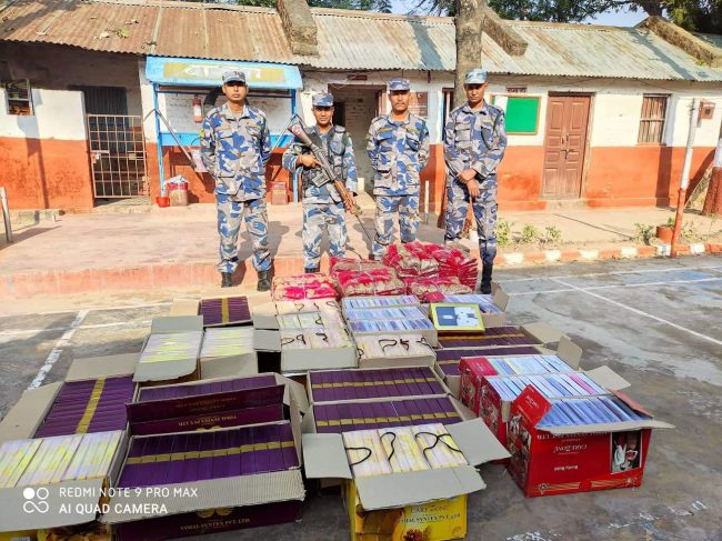 भन्सार छलेर ल्याउँदै गरेको साढे पाँच लाखभन्दा बढीको लत्ताकपडा बरामद