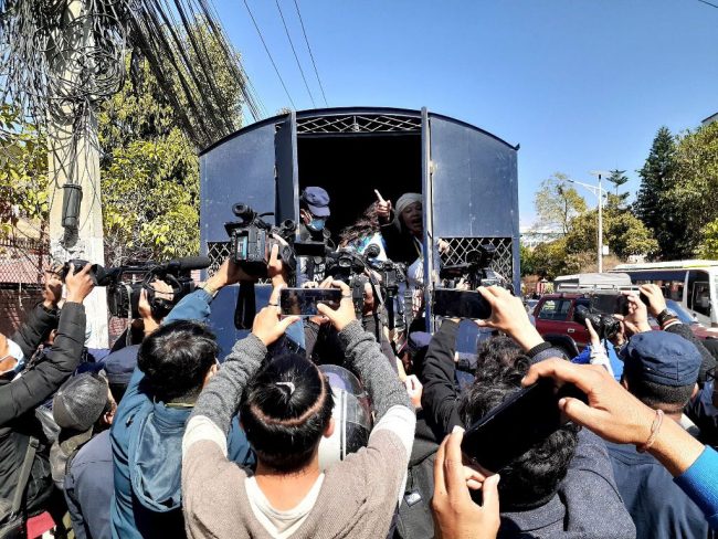 बार अध्यक्षको कार्यकक्षमा तालाबन्दी गर्न पुगेका तीन महिला पक्राउ