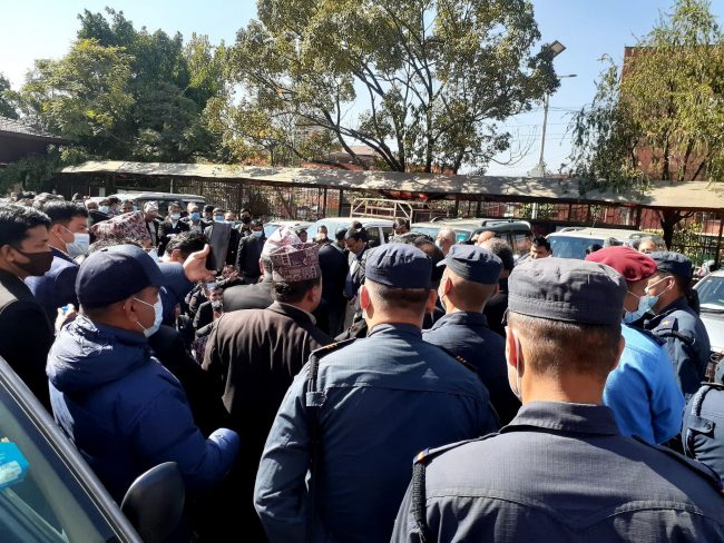 प्रहरीसँगको झडपमा पाँच जना अधिवक्ता घाइते