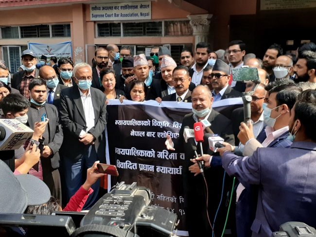 दलहरूको मौनतामा अधिवक्ताहरूको आक्रोश