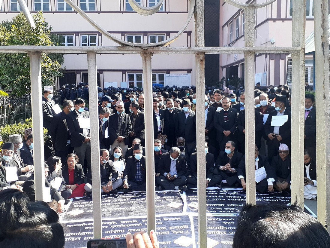 धर्नामा बसेका कानुन व्यवसायीको खोसियो माइक