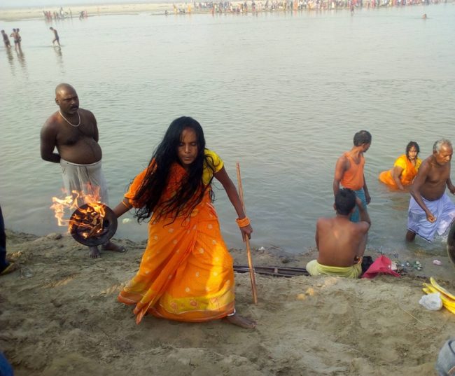 कमला नदीमा भूतमेला : धामीझाँक्रीको घुइँचो