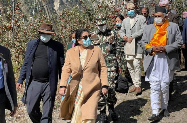 राष्ट्रपति भण्डारीले गरिन् दक्षिण एसियाकै ठूलो स्याउ फार्मको अनुगमन