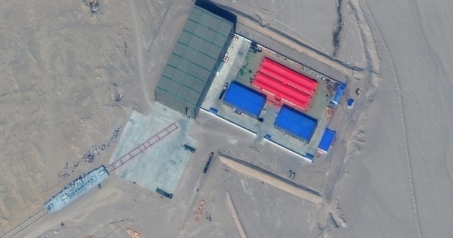 चीनले मरुभूमिमा अमेरिकाको नक्कली युद्धपोत बनाएर प्रशिक्षण गर्दै