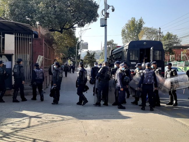 बारले प्रधानन्यायाधीशलाई सर्वाेच्चको गेटमै रोक्ने घोषणा गरेपछि सुरक्षा व्यवस्था कडा (तस्बीरसहित)
