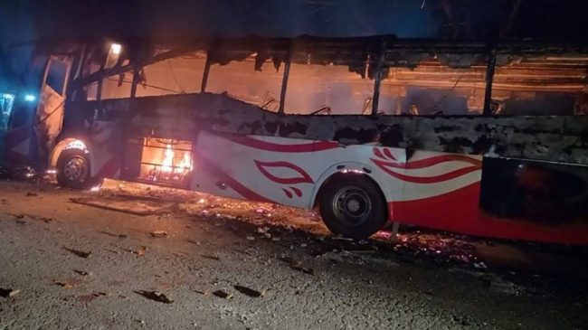 दुर्घटनापछि यात्रुवाहक बसमा आगलागी, १२ जना घाइते