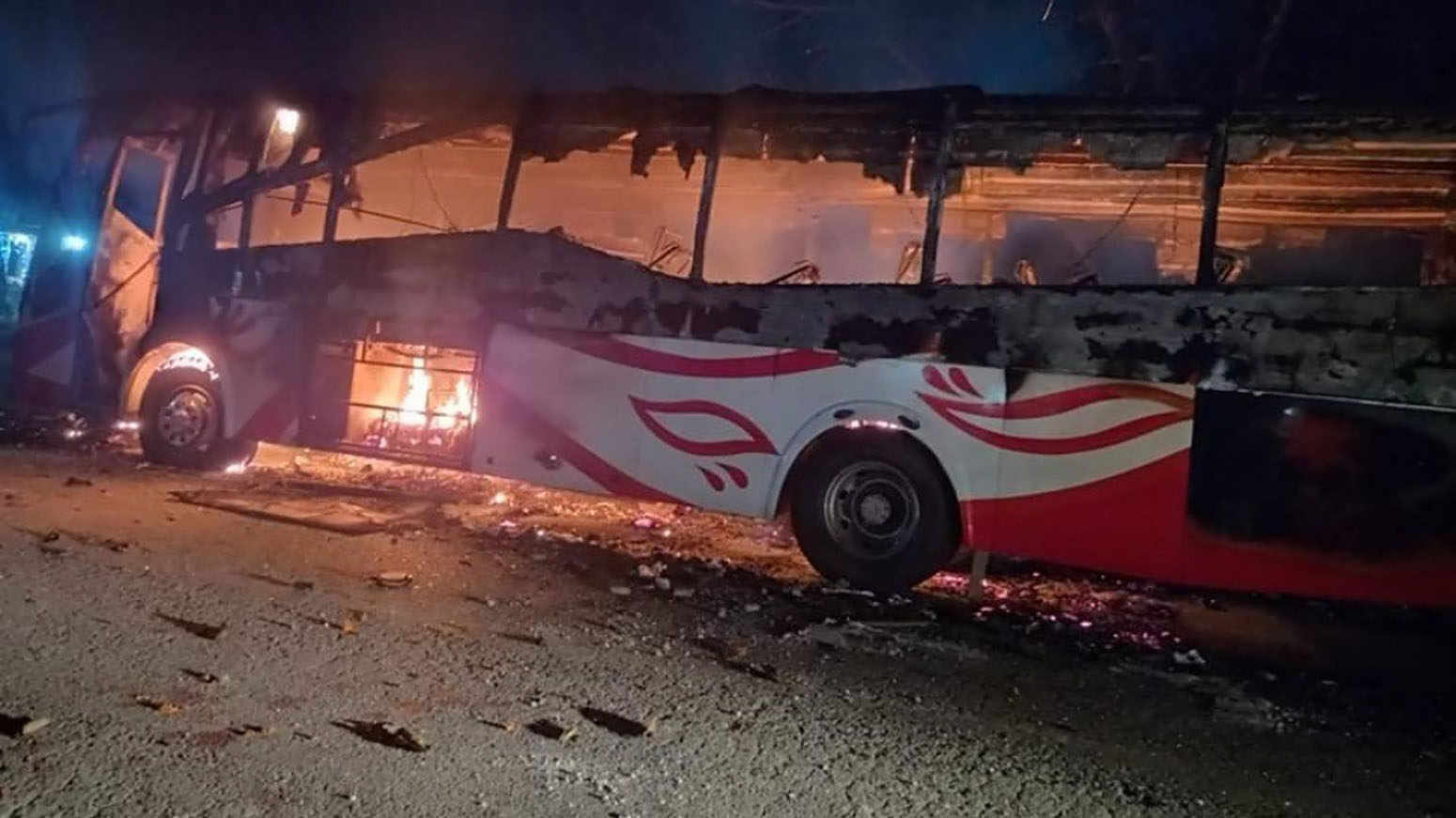 दुर्घटनापछि यात्रुवाहक बसमा आगलागी, १२ जना घाइते