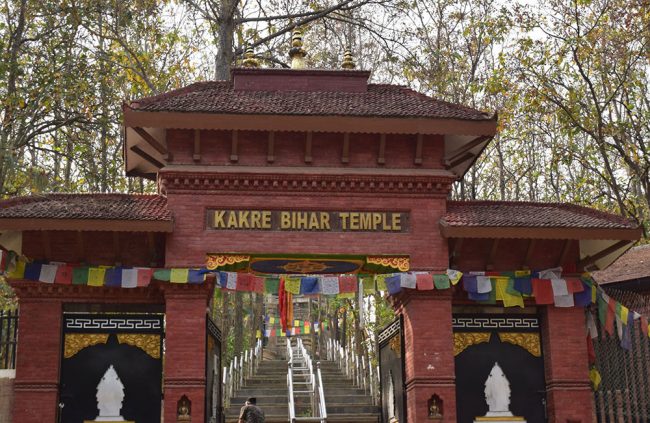 काक्रेविहार पुग्ने पर्यटककाे पीडाः ‘धुलाम्मे सडकमा सेताम्मे भएर फर्किनुपर्छ’