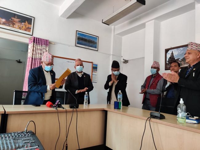 प्रधानन्यायाधीशमाथि महाअभियोग लगाउन भन्दै माधव नेपाललाई बारले बुझायो ज्ञापनपत्र