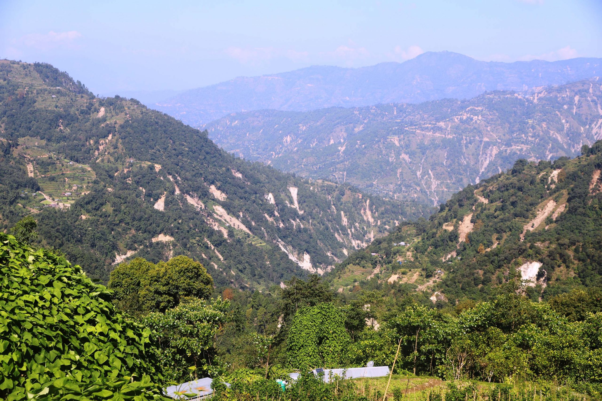 पहिरोले २२ जनाले ज्यान गुमाएको मिक्लाजुङमा प्रधानमन्त्री मात्रै पुगे राहत पुगेन