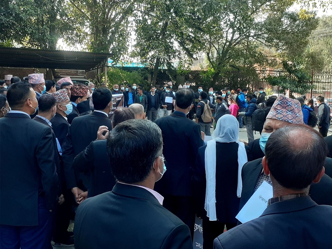 अदालत प्राङ्गणमा प्रहरी र वकिलबीच घम्साघम्सी, चार जना पक्राउ