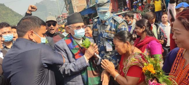 ओली पुगे मुग्लिन, दासढुंगामा मदन भण्डारीको शालिकमा माल्यार्पण गर्ने