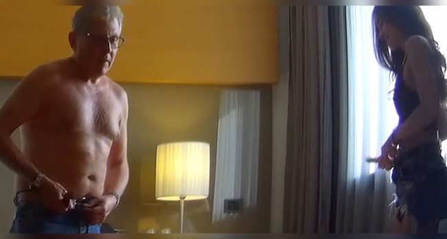 सेक्सले भाइरस मर्छ भन्दै युवतीलाई सेक्सको दबाब दिएका डाक्टर अर्धनग्न अवस्थामा पक्राउ