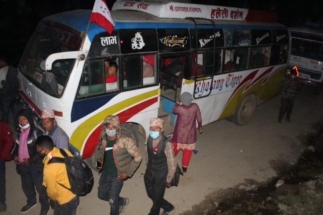 कांग्रेस अधिवेशनः रिजर्भ बसमा क्षेत्रीय प्रतिनिधि सरर