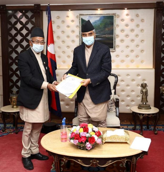 प्रधानन्यायाधी जबरालाई महाअभियोग लगाउन माग गर्दै प्रधानमन्त्रीलाई बारको ज्ञापनपत्र