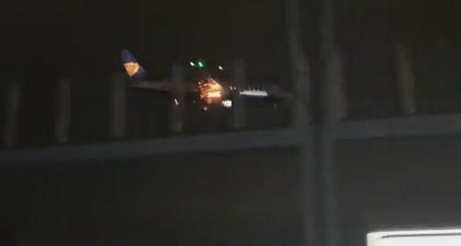 उडिरहेको विमानको इन्जिनमा आगो दन्कियो