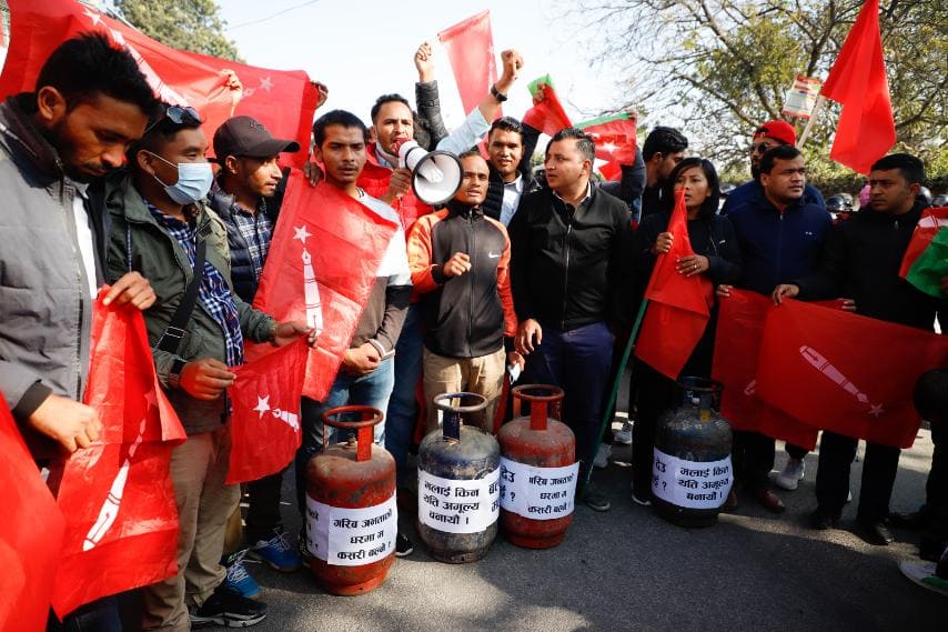 पेट्रोलियम पदार्थको मुल्यवृद्धि विरुद्ध सिलिन्डरसहित प्रदर्शन (फोटोफिचर)