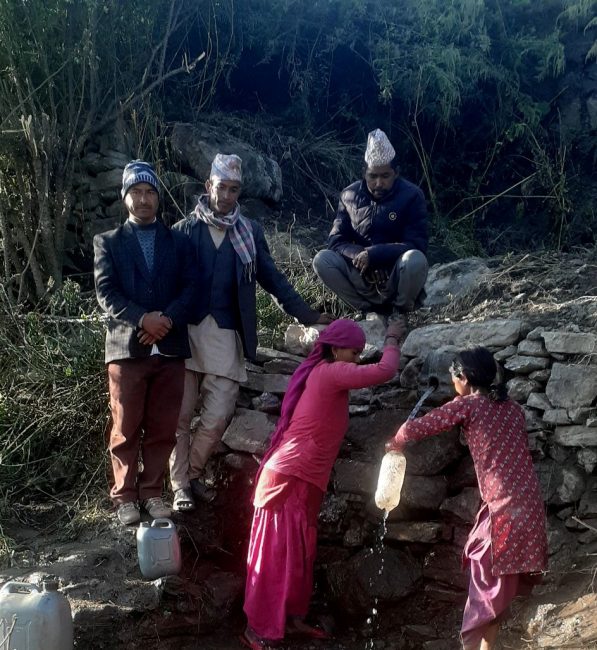 २० वर्षपछि सुकेको मुहानबाट पानी निस्कँदा स्थानीय खुसी