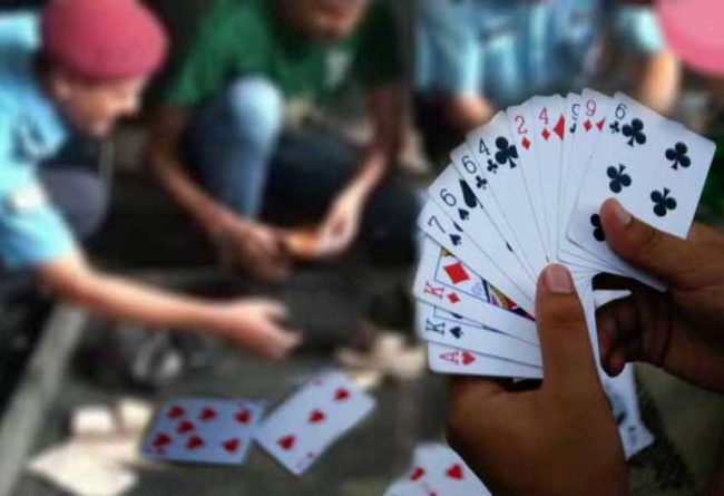 प्रमुख प्रशासकीय अधिकृतसहित तासको खालबाट विभिन्न व्यक्ति समातिए