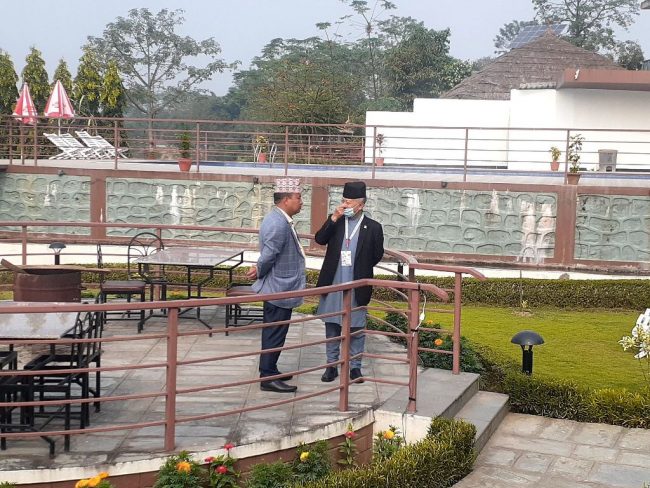 एमाले महाधिवेशन : नेता होटेलमा टहलिँदै, कार्यकर्ता नारायणी किनारमा जम्मा हुँदै