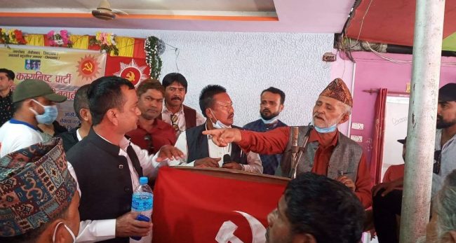 सुनसरी एमालेमा विवाद : अध्यक्ष बोल्दै गरेका बेला द्वारिकालाल चौधरीले खोसे माइक