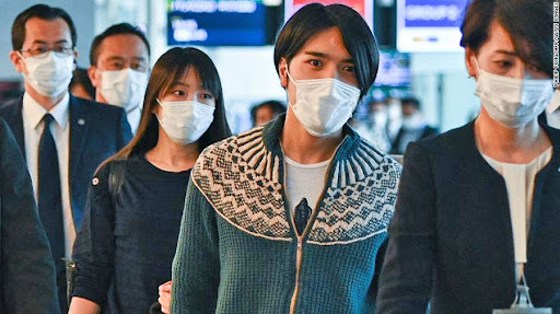 माको र कोमुरोले छोडे जापान, निवासबाट विमानस्थल पुग्दा १०० पत्रकारको पिछा