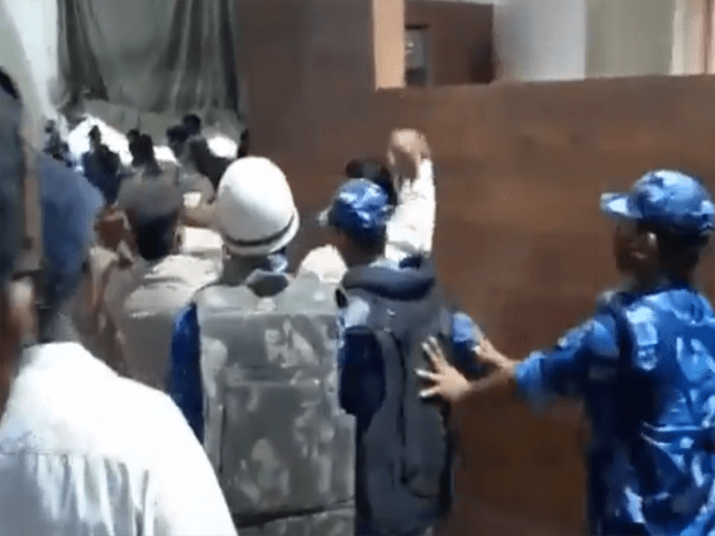 प्रहरीले अदालतभित्रै पसेर कुटे न्यायाधीश, वकिल र कर्मचारीलाई पनि बाँकी राखेनन्