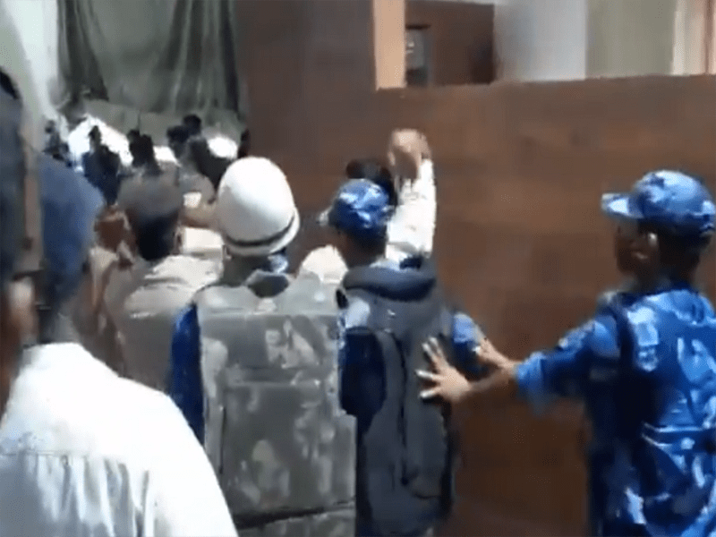 प्रहरीले अदालतभित्रै पसेर कुटे न्यायाधीश, वकिल र कर्मचारीलाई पनि बाँकी राखेनन्