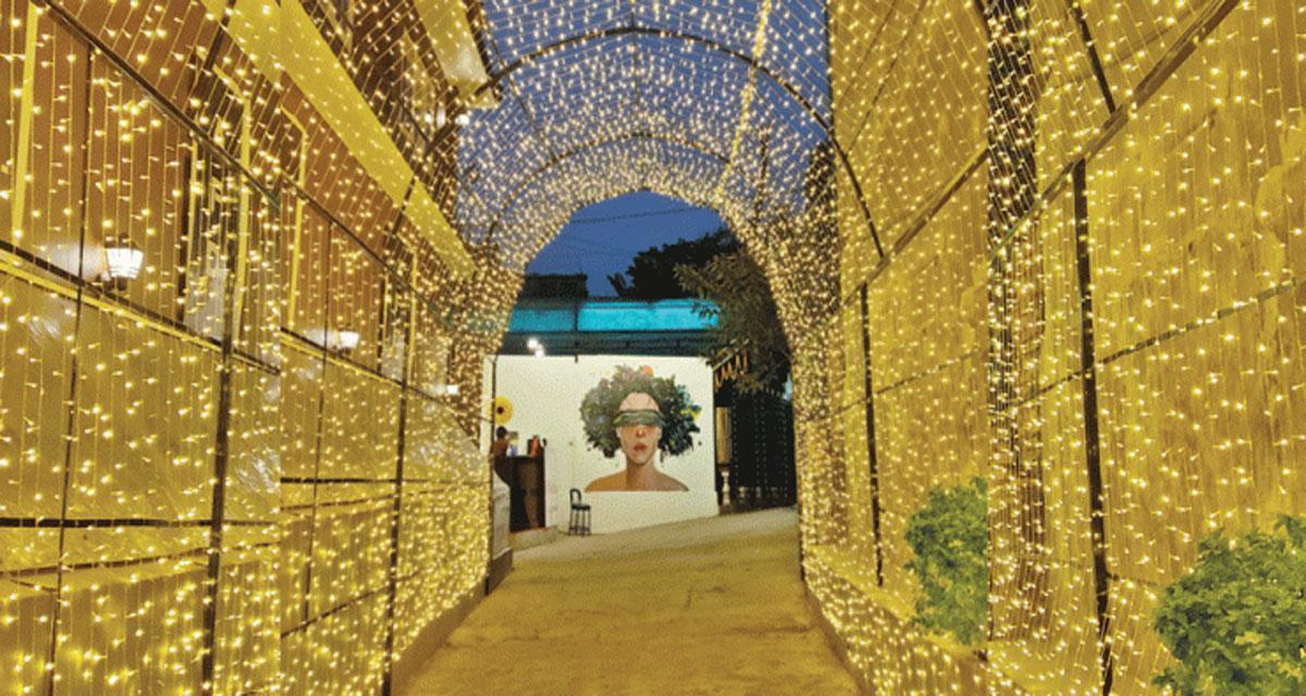 यस्तो रेस्टुराँ, ‘जहाँ अँध्यारो कोठामा बसेर खाना खानु पर्नेछ’