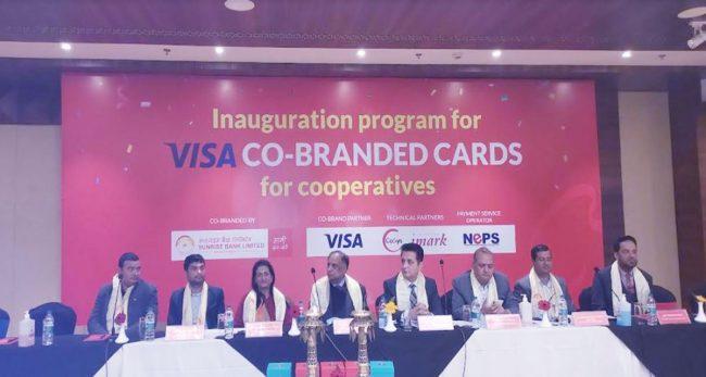 सनराइज बैंकले सहकारीका ग्राहकलाई डेबिट कार्ड दिने
