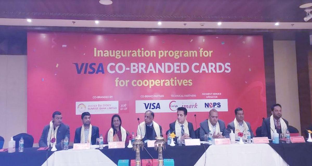 सनराइज बैंकले सहकारीका ग्राहकलाई डेबिट कार्ड दिने