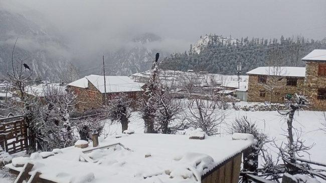 हुम्लामा बिहानैदेखि हिमपात : हिउँ जम्याे, घरबाहिर निस्कन समस्या (फाेटाेफिचर)