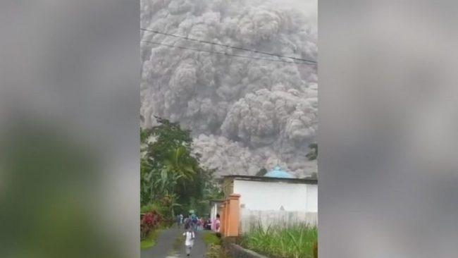 इन्डोनेशियामा ज्वालामुखी विस्फोट हुँदा कम्तीमा १३ जनाको मृत्यु (भिडियोसहित)
