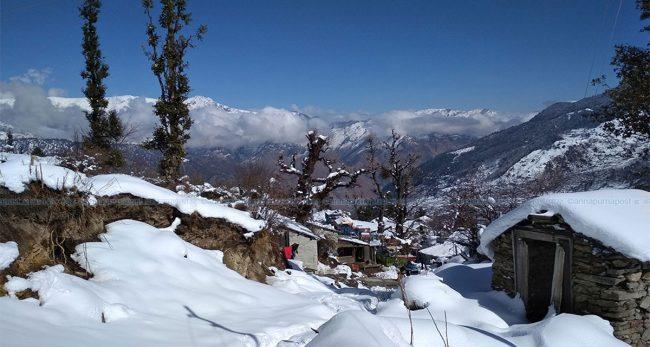 बाजुरामा हिमपात भएपछि शिक्षण संस्था बन्द