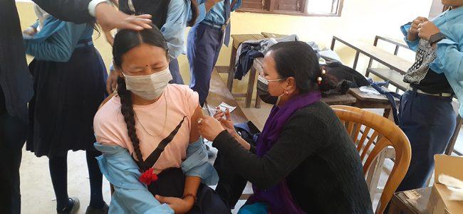 कोरोनाविरुद्धको खोप लगाएका विद्यार्थी भन्छन्– अब कहिल्यै लकडाउन नहोस्