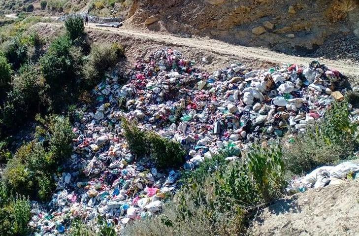 गाउँपालिकाले जथाभाबी फोहोर फाल्नाले सडक दुर्गन्धित