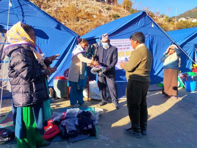 अग्निपीडित ६५ बालबालिकालाई साढे २ लाख बराबरको राहतसहित झोला र स्वेटर वितरण